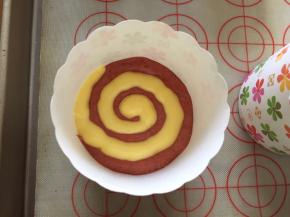 挤入纸杯中，按照棒棒糖的形状挤，一圈一个颜色，继续第二层，