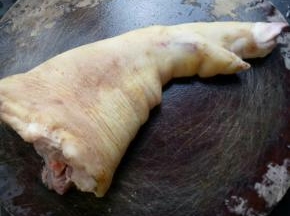 猪手处理干净，砍成块。