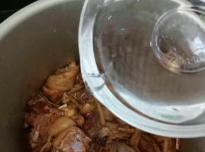 加入少许清水，搅拌均匀。盖上盖子，高压锅上汽后再压五分钟。