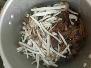 高压锅泄压后开盖，倒入蟹味菇，搅拌均匀后继续压5~7分钟。