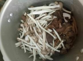 高压锅泄压后开盖，倒入蟹味菇，搅拌均匀后继续压5~7分钟。