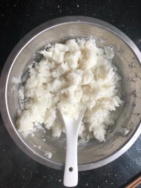 山药用勺子捣成泥！