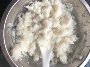山药用勺子捣成泥！