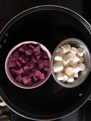 锅里放半锅水，紫薯和山药一起冷水上锅蒸半小时左右，用筷子能轻易戳进去就可以了！