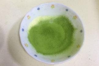抹茶粉和奶粉混合过筛备用。