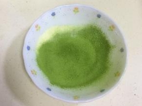 抹茶粉和奶粉混合过筛备用。