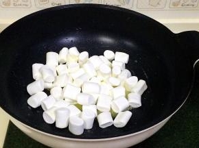 待黄油完全融化后，倒入棉花糖。