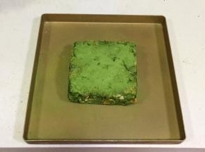 给整形好的雪花酥筛上混合好的2克抹茶粉和10克奶粉。（在食谱份额外的）