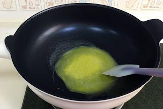 黄油放入不粘锅内，开小火加热至融化。