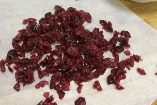 继续把蔓越莓也切下。