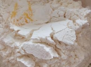 加入低筋面粉和玉米淀粉，如果加小苏打和泡打粉，也在这步加入，用刮刀翻拌成无干粉状态