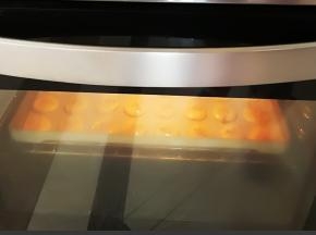 放入预热好的烤箱里面，中层，上下火170度20分钟左右