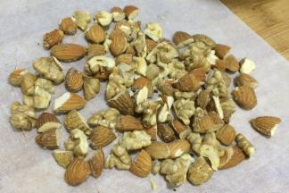 用刀把核桃和杏仁稍切碎，但也不要切太碎了。