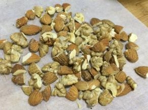 用刀把核桃和杏仁稍切碎，但也不要切太碎了。