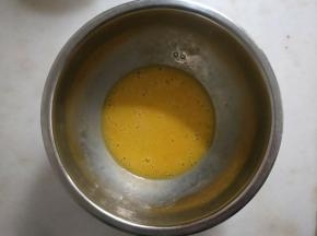 鸡蛋液打散。