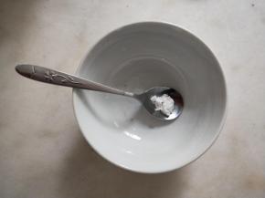 小苏打加水化开加入鸡蛋液中混合均匀。