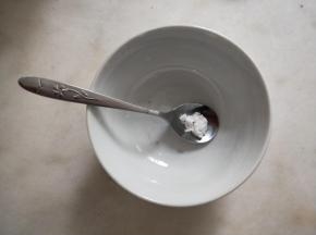 小苏打加水化开加入鸡蛋液中混合均匀。