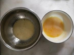 鸡蛋液分成2份。