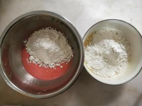 每份鸡蛋液中都加入90克低筋面粉，用刮刀混合成团。