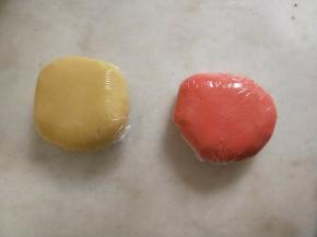 揉成团后用保鲜膜包好入冰箱冷藏1小时。