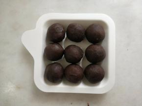 豆沙馅分成15克一份滚圆，备用。