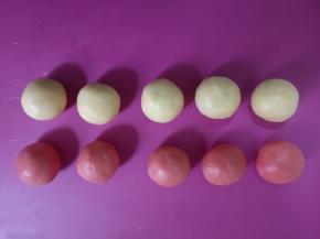 松弛好的面团取出分为30克一份，滚圆，盖上保鲜膜防干。