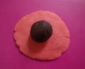 剩余的压扁，包入一个豆沙馅。