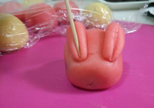 将耳朵粘在兔子身上，用牙签压出耳朵的纹路。