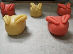 烤前喷少许水，入预热好的烤箱180度烤20分钟左右，中间注意加盖锡纸。