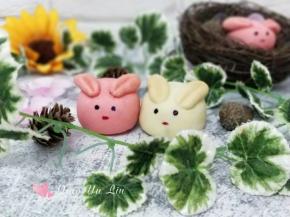 出炉放凉后，用色素画出嘴巴和眼睛。