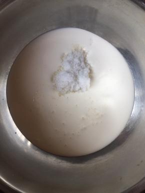 淡奶油倒入打蛋盆，放入糖