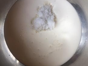淡奶油倒入打蛋盆，放入糖