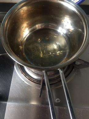 吉利丁片放入凉开水中泡软，小火加热用刮刀搅拌融化，注意温度不要高，不时离火降温