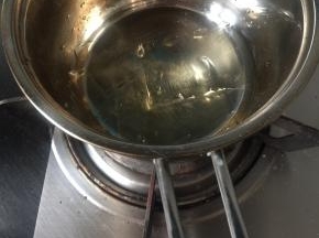 吉利丁片放入凉开水中泡软，小火加热用刮刀搅拌融化，注意温度不要高，不时离火降温