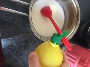 吉利丁片融化后将酸奶倒入，一边加热一边搅拌均匀，关火倒一点柠檬汁调味