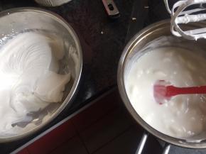三分之一奶油糊倒入酸奶糊中拌匀