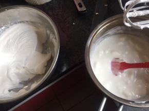 三分之一奶油糊倒入酸奶糊中拌匀