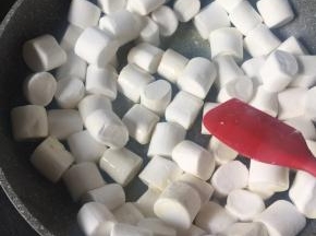捏一小撮盐撒进去