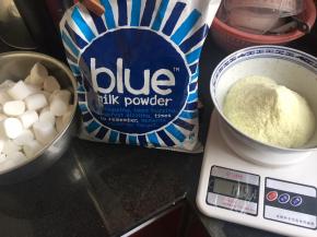 准备棉花糖和奶粉