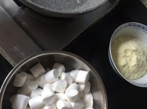 准备制作，将要用的材料放在手边，以免手忙脚乱，全程小火