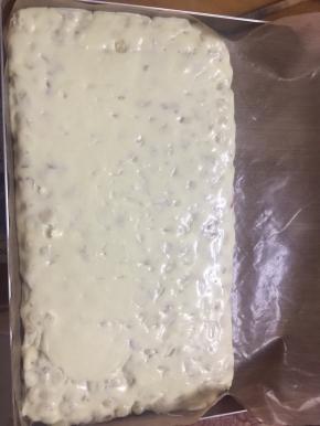 戴手套，利用刮刀和擀面杖，油布整形