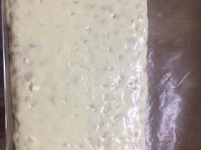戴手套，利用刮刀和擀面杖，油布整形