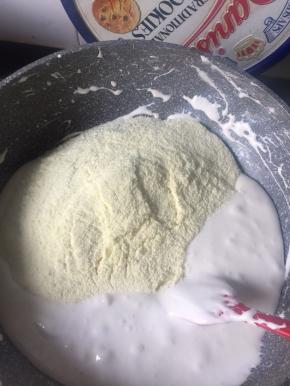 倒入奶粉，搅拌均匀