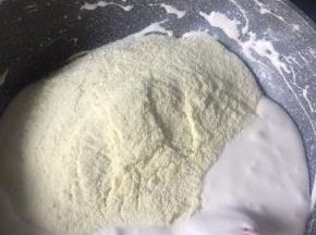 倒入奶粉，搅拌均匀