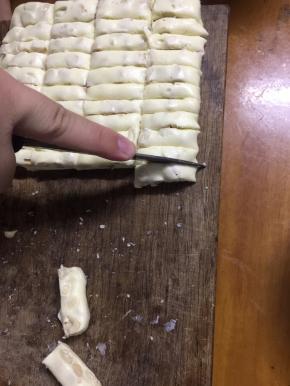 晾凉后放油布上切块，裹上糯米纸，包上糖纸