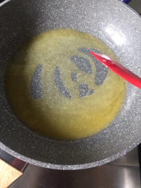 小火将黄油加热融化