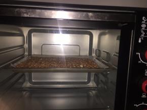 放入烤箱120度烤约15-20分钟，看花生的红皮大部分裂开，有香味基本就好了