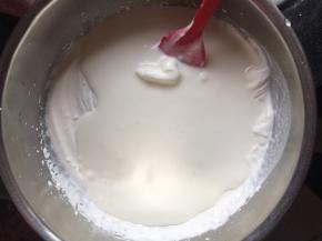酸奶糊倒入奶油糊中继续搅拌均匀