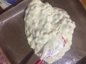 倒入铺了油布的金盘中