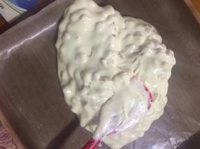 倒入铺了油布的金盘中